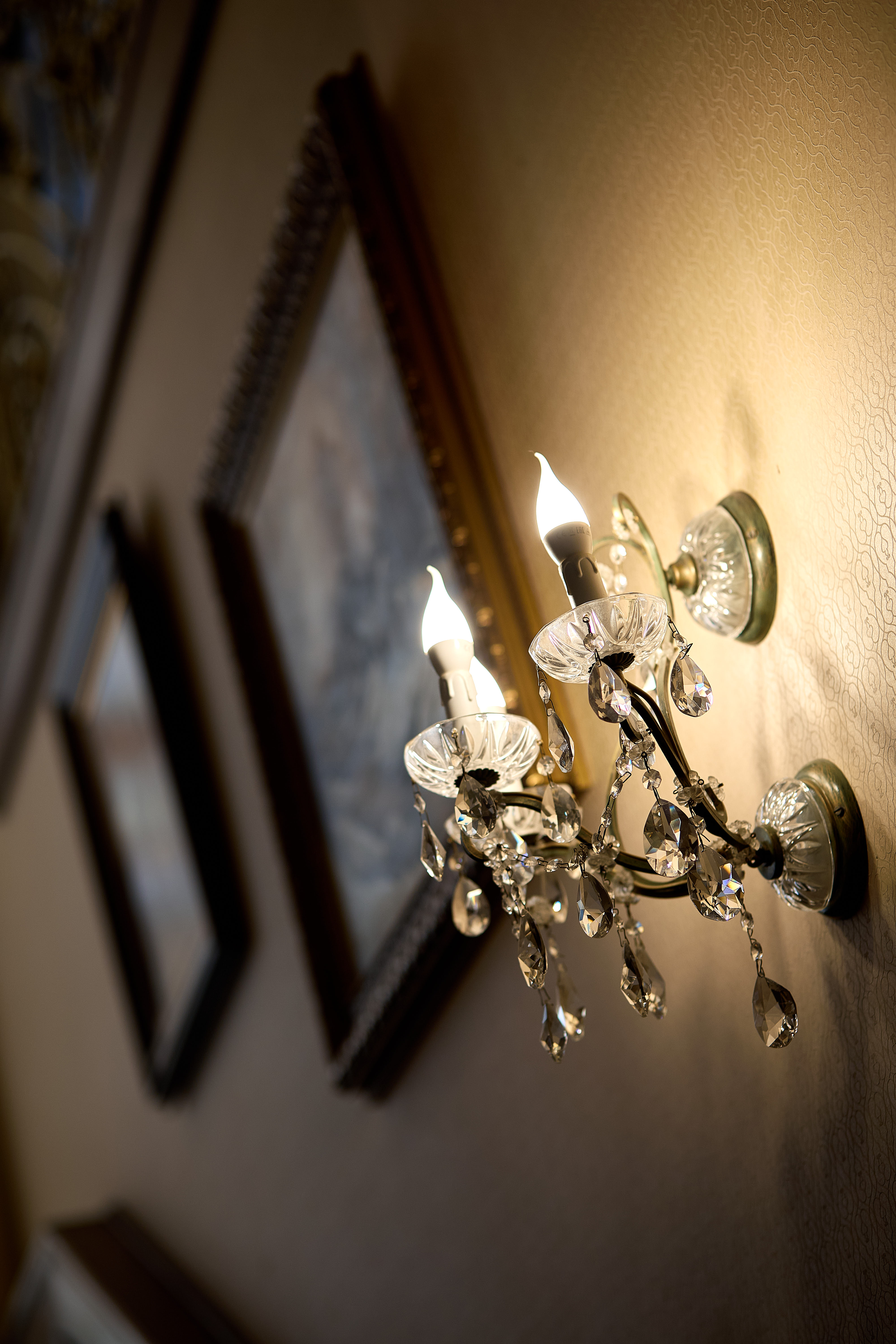 Бра и кристаллы — тёплый свет в зале