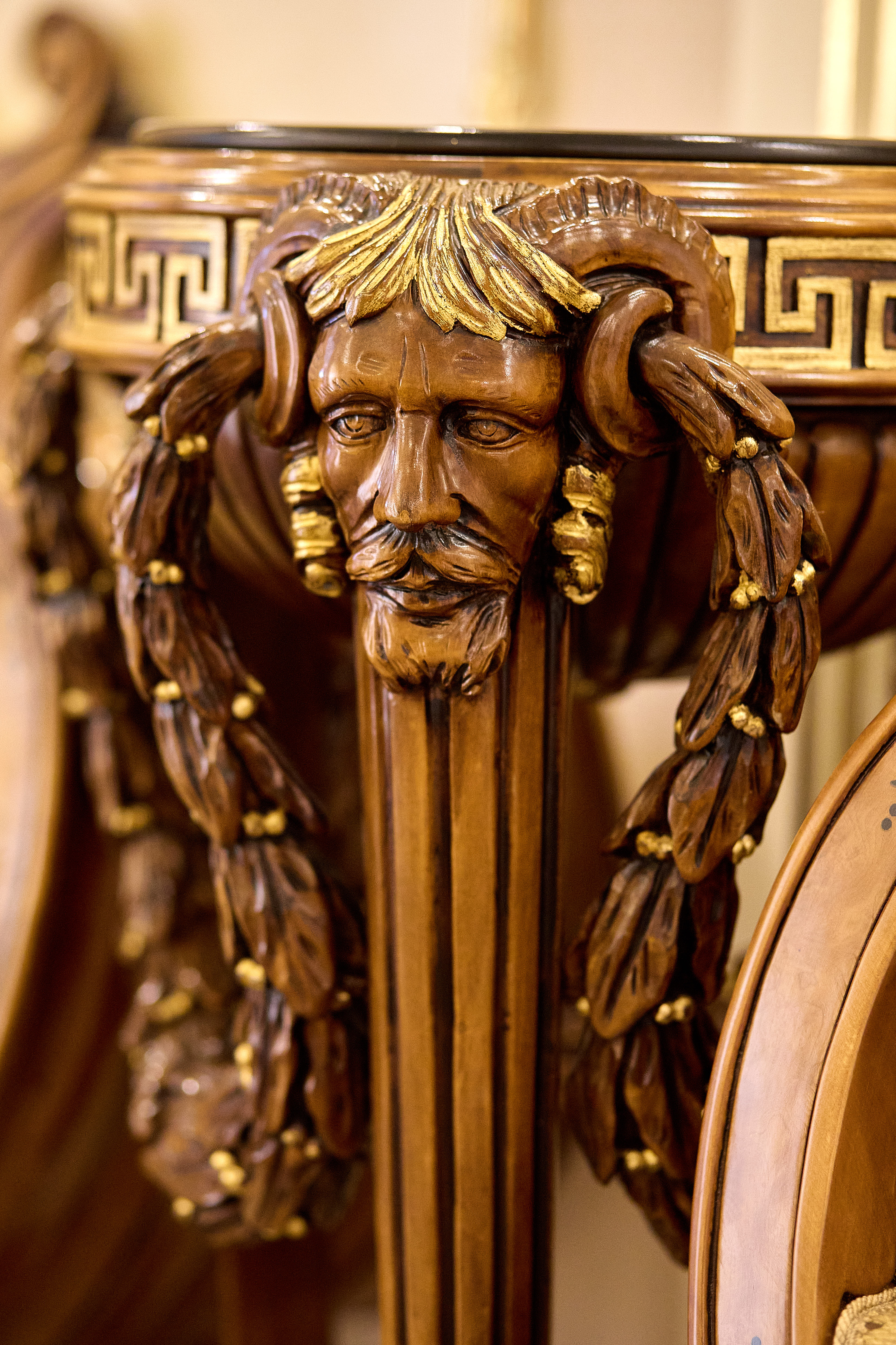 Деталь мебели — резьба и декор